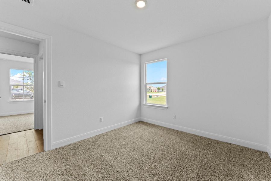 Spacious, unfurnished interior of a new home in Railhead, Cedar Creek (Image 32).