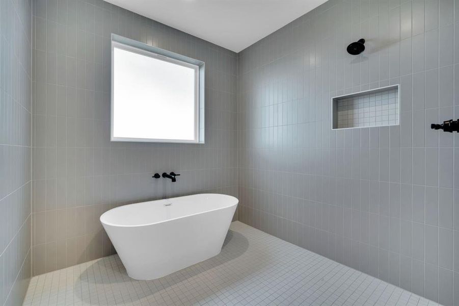 Furnished interior view inside a new home in , Waxahachie (Image 12).