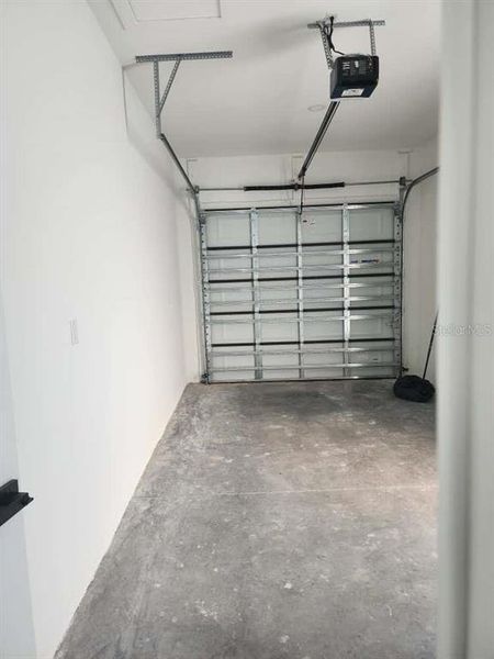 Spacious, unfurnished interior of a new home in , Lehigh Acres (Image 9).