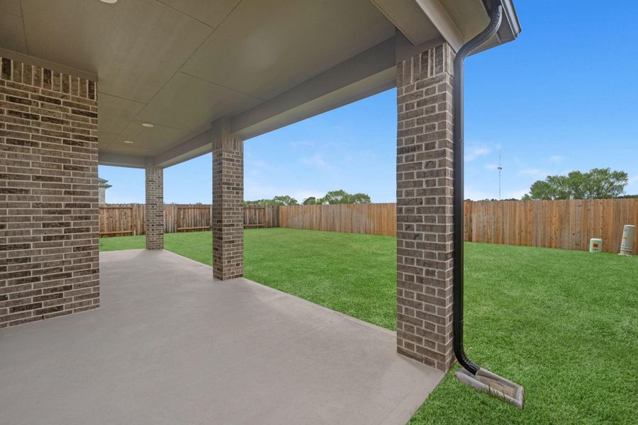 Exterior details and patio area of a home in Briarwood Crossing, Rosenberg (Image 4).