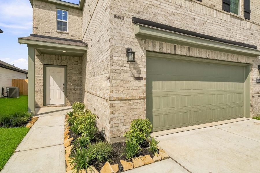 Exterior details and patio area of a home in Laurel Farms, Brookshire (Image 3).