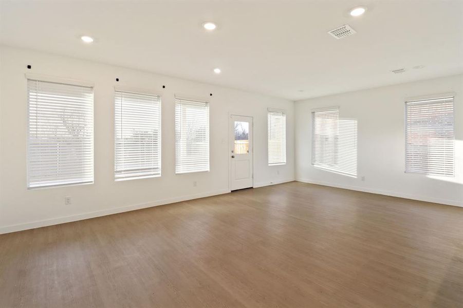 Spacious, unfurnished interior of a new home in Cypress Creek, Princeton (Image 22).