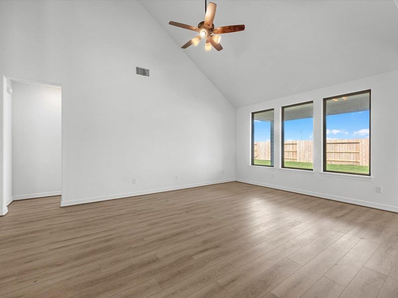Spacious, unfurnished interior of a new home in Sunterra Lakes, Brookshire (Image 15).