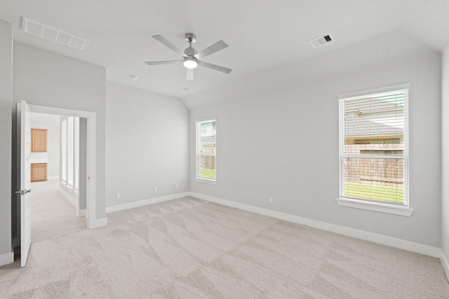 Spacious, unfurnished interior of a new home in Briarwood Crossing, Rosenberg (Image 15).