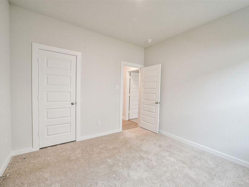 Spacious, unfurnished interior of a new home in Caney Creek Place, Conroe (Image 31).