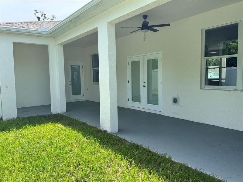 Exterior details and patio area of a home in , Dade City (Image 4).