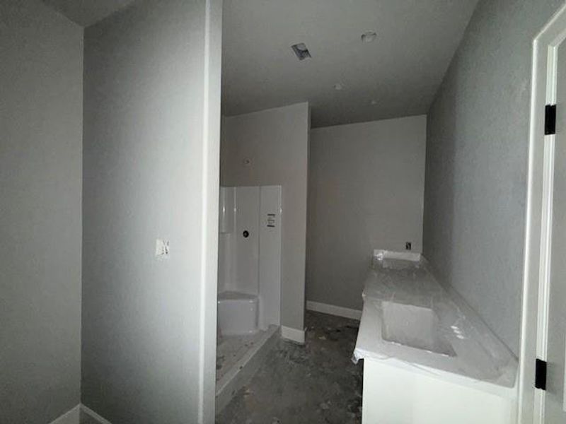 Spacious, unfurnished interior of a new home in , Angleton (Image 16).