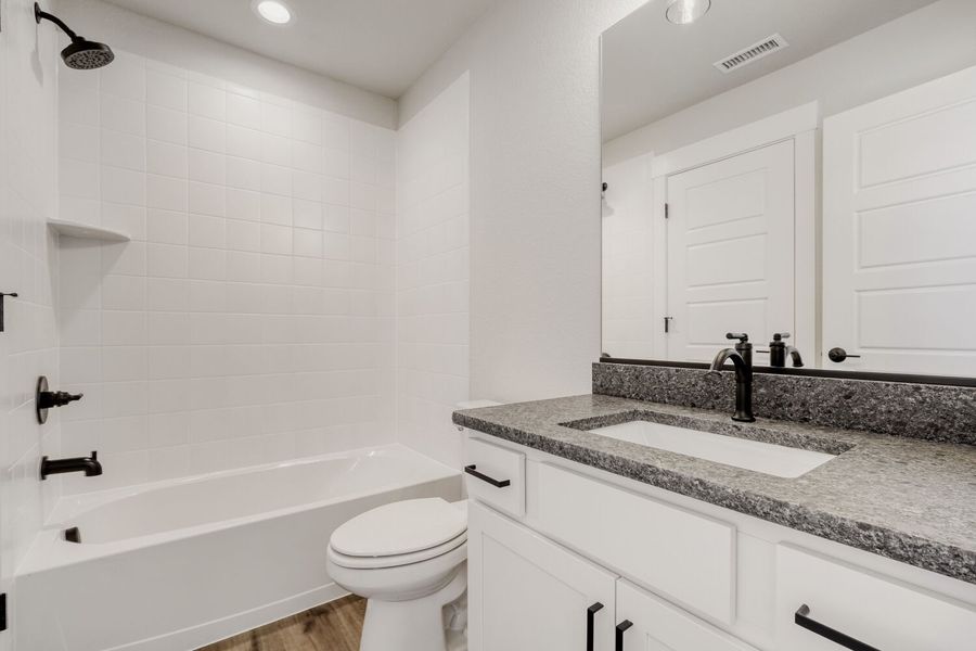 8702 Long Beach - Full Bathroom