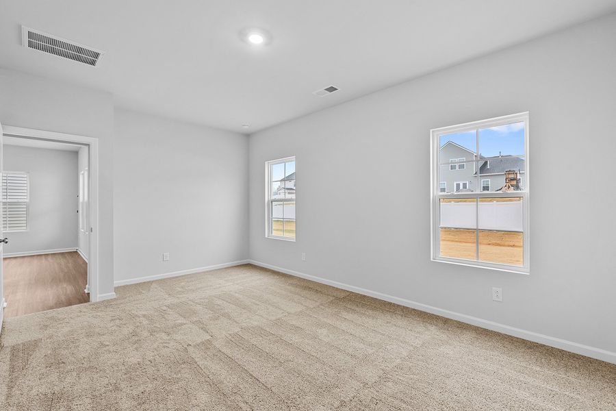 Spacious, unfurnished interior of a new home in Fieldstone, Lexington (Image 28).