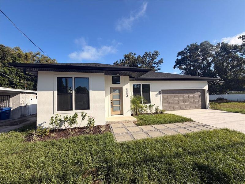 Exterior details and patio area of a home in , Tampa (Image 3).