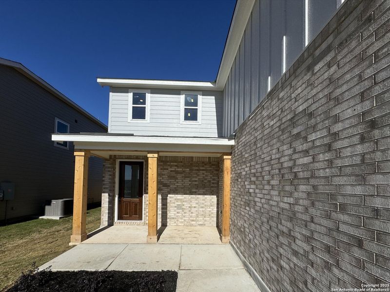 Exterior details and patio area of a home in Enclave at Hennersby Hollow 50's, San Antonio (Image 3).