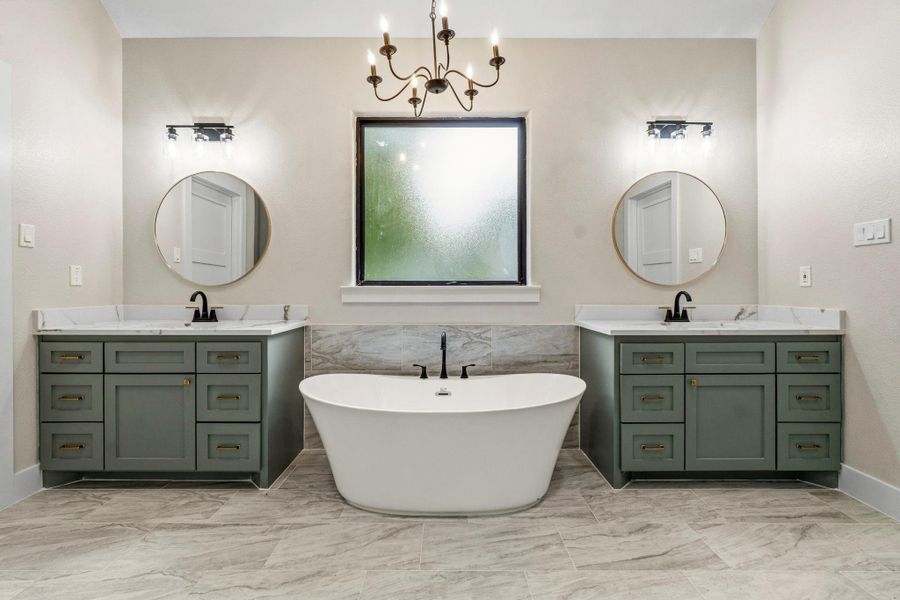 Master bathroom! Master bathroom!