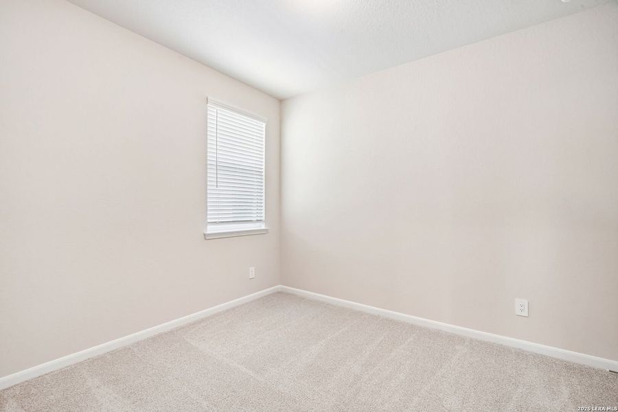 Spacious, unfurnished interior of a new home in Thomas Pond, San Antonio (Image 29).