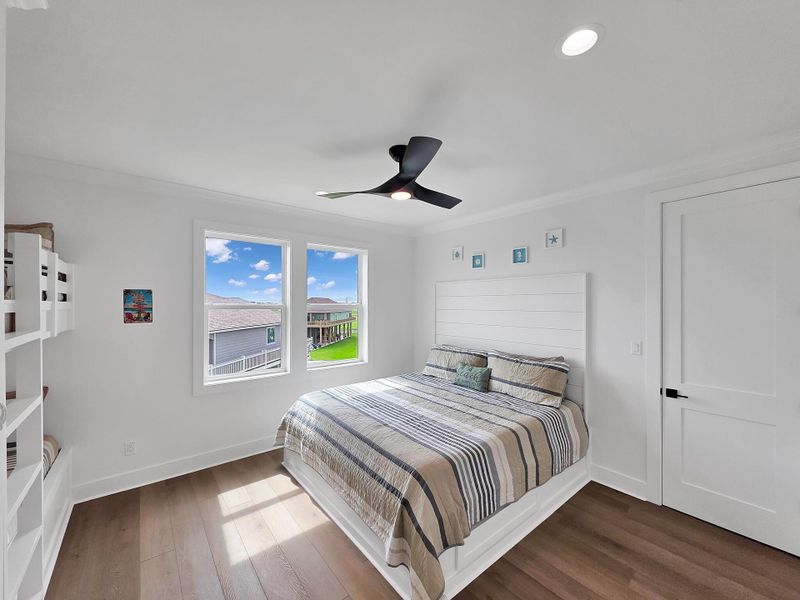 Upstairs king with twin bunks built-in