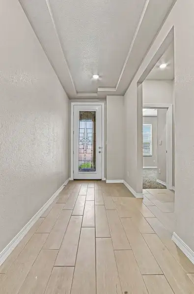 Spacious, unfurnished interior of a new home in Desert Breeze, Horizon City (Image 23).