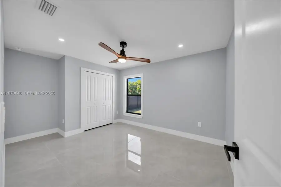 Spacious, unfurnished interior of a new home in , Cape Coral (Image 27).