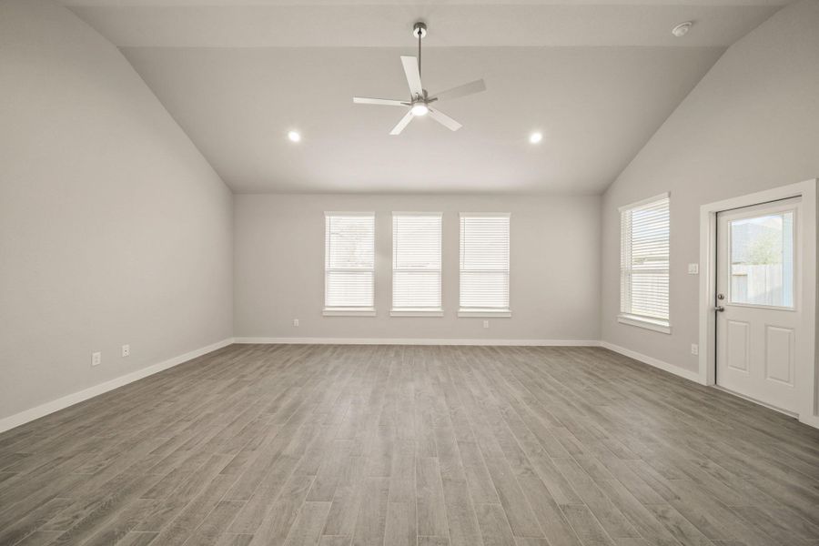 Spacious, unfurnished interior of a new home in Barton Creek Ranch, Conroe (Image 20).