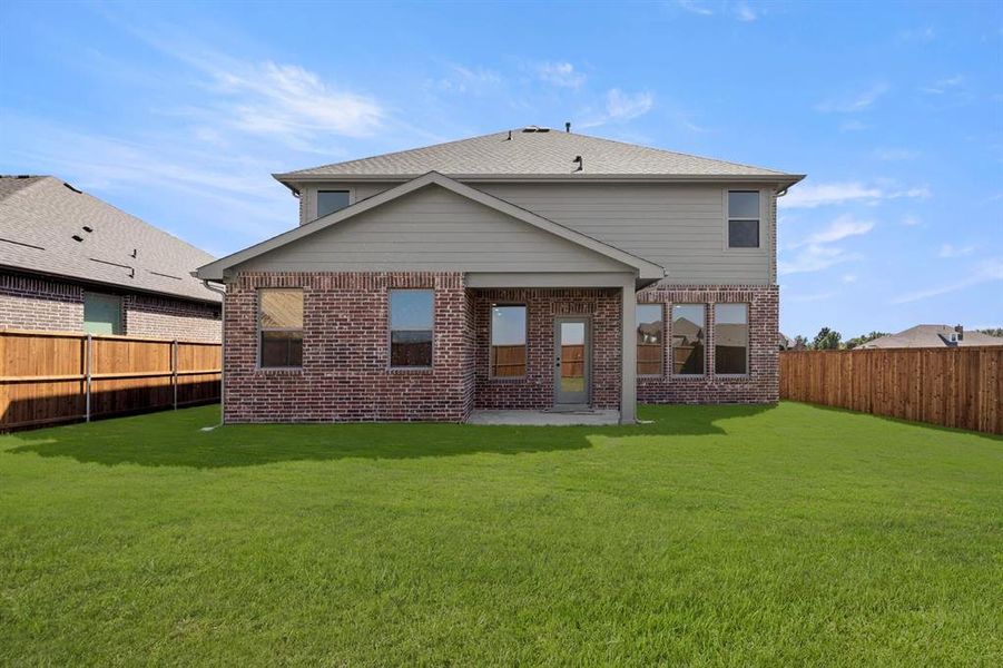 Exterior details and patio area of a home in Gateway Parks, Forney (Image 4).