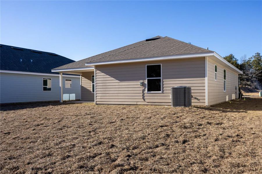 Exterior details and patio area of a home in Kirkland Farms, Alachua (Image 17).