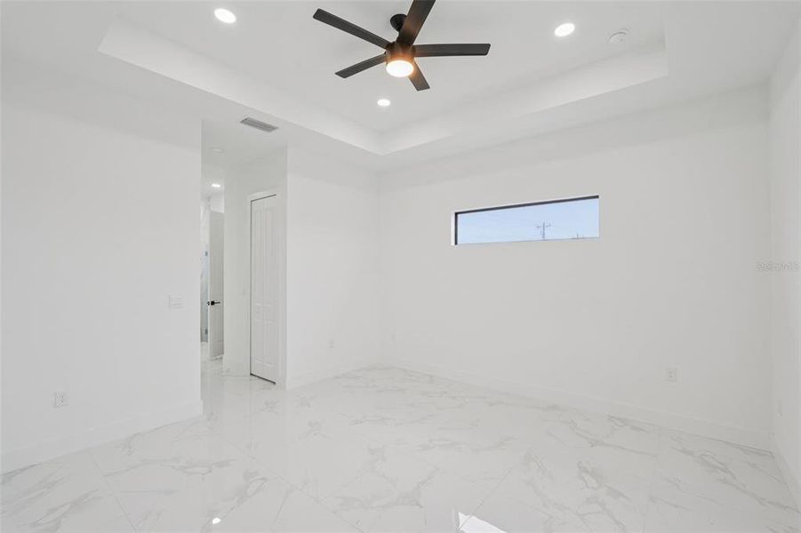 Spacious, unfurnished interior of a new home in , Cape Coral (Image 13).