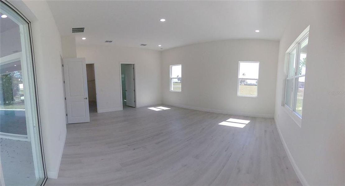 Spacious, unfurnished interior of a new home in , Lake Alfred (Image 41).