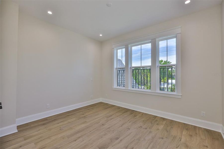 Spacious, unfurnished interior of a new home in , Tampa (Image 20).