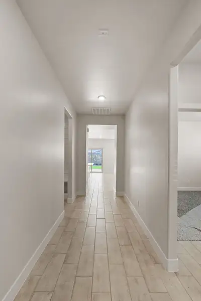 Spacious, unfurnished interior of a new home in Verdancia, Horizon City (Image 9).