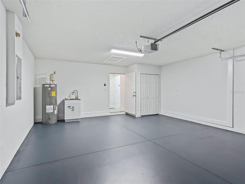 Spacious, unfurnished interior of a new home in , Ocala (Image 32).