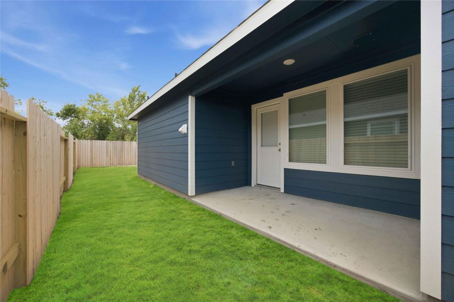 Exterior details and patio area of a home in Pineapple Square, Houston (Image 3).