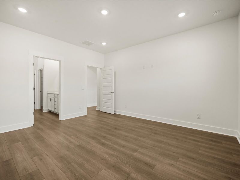 Spacious, unfurnished interior of a new home in The Coves at Lakes of Cane Bay, Summerville (Image 21).