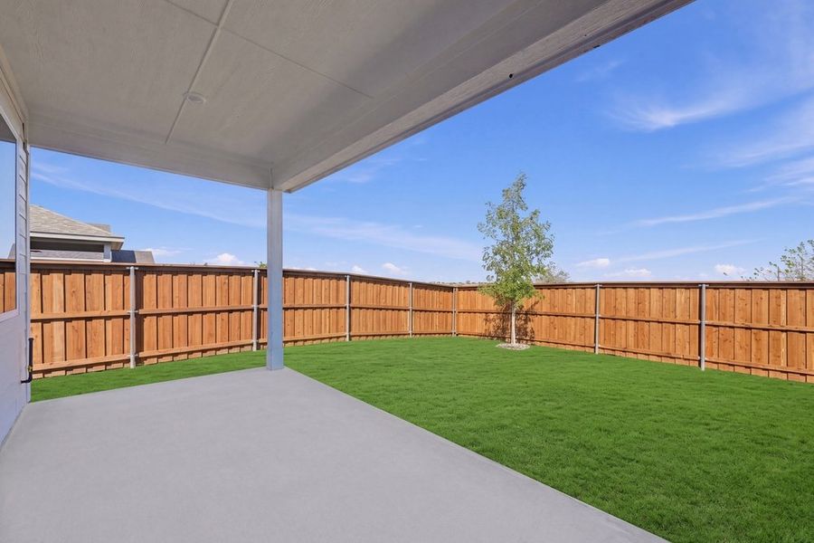 Exterior details and patio area of a home in Madero 50s, Fort Worth (Image 3).