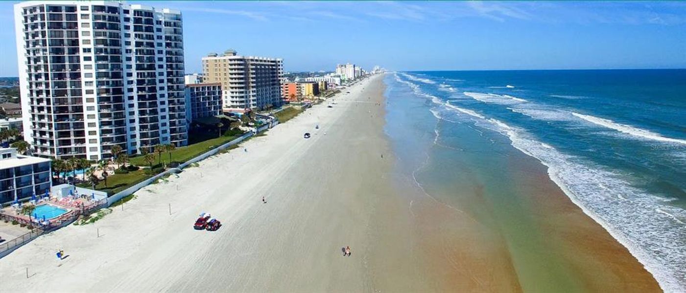 Condo located in New Smyrna Beach, FL showcasing its design and architecture (Image 2). Condo located in New Smyrna Beach, FL showcasing its design and architecture (Image 2).