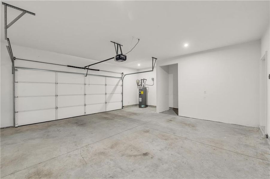 Spacious, unfurnished interior of a new home in , Lawrenceville (Image 23).
