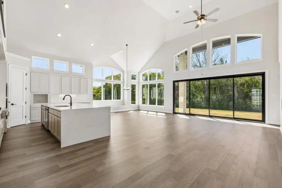 Spacious, unfurnished interior of a new home in Heath Golf & Yacht Club, Heath (Image 15).