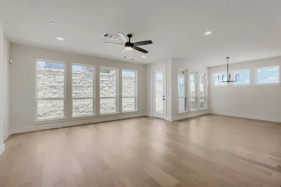 3137 Sir Judge - Living Area