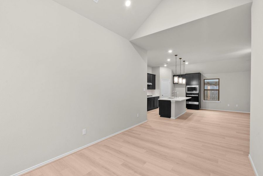 Spacious, unfurnished interior of a new home in The Highlands 45', Porter (Image 27).