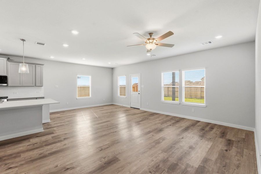 Spacious, unfurnished interior of a new home in Sanford Farms, Waller (Image 19).