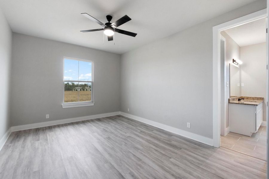Unfurnished room featuring light wood finished floors and ceiling fan