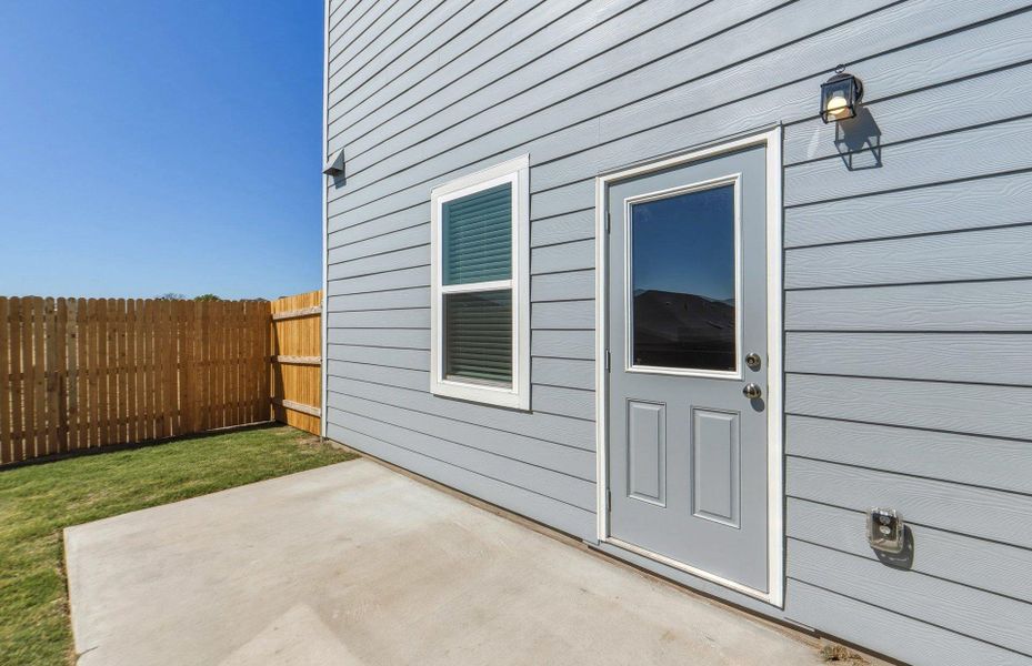 Exterior details and patio area of a home in Skyview, Belton (Image 3).