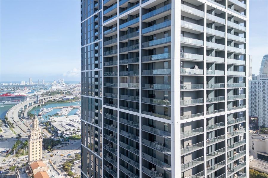 Condo located in Miami, FL showcasing its design and architecture (Image 34).