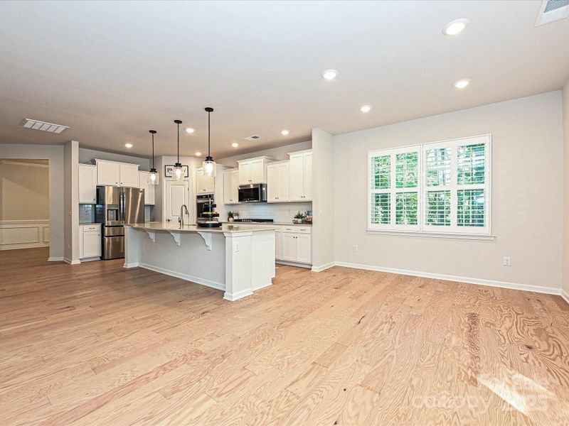 Flowing Great Room/Kitchen/Breakfast Room Spaces Flowing Great Room/Kitchen/Breakfast Room Spaces