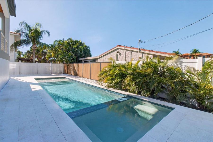 Exterior details and patio area of a home in , St. Petersburg (Image 27).