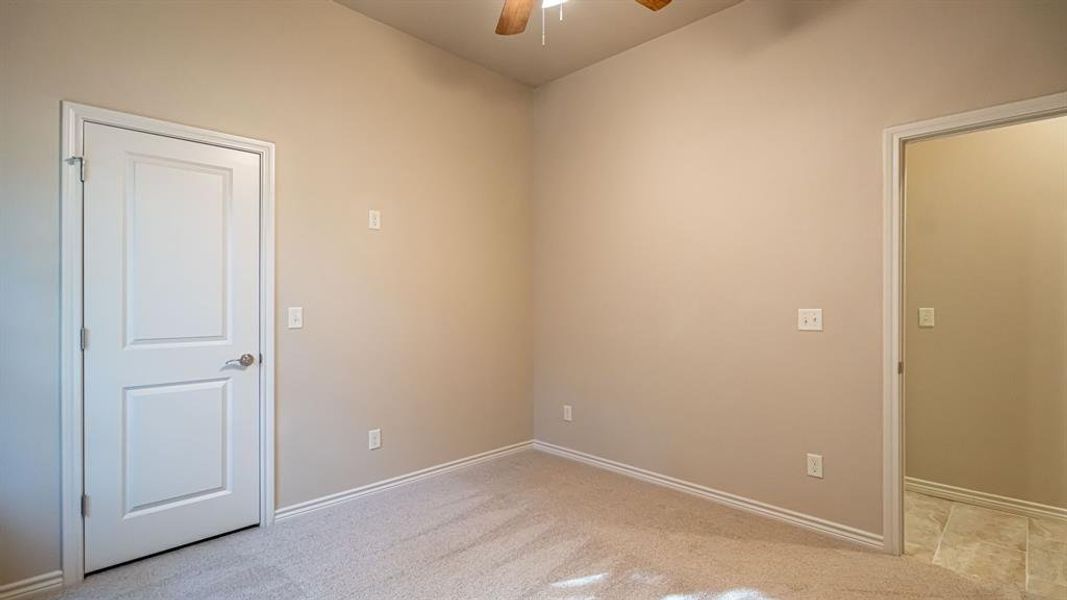 Unfurnished room featuring light carpet and ceiling fan