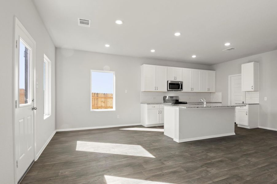 Spacious, unfurnished interior of a new home in Cloverleaf, Austin (Image 30).