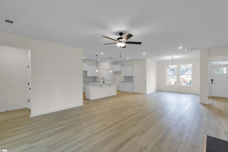 Spacious, unfurnished interior of a new home in Lynbrook, Boiling Springs (Image 16).