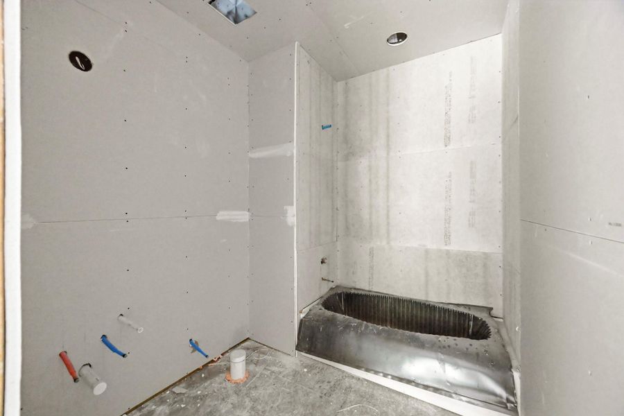The private Bath 5 enjoys a tub/shower combo! The private Bath 5 enjoys a tub/shower combo!