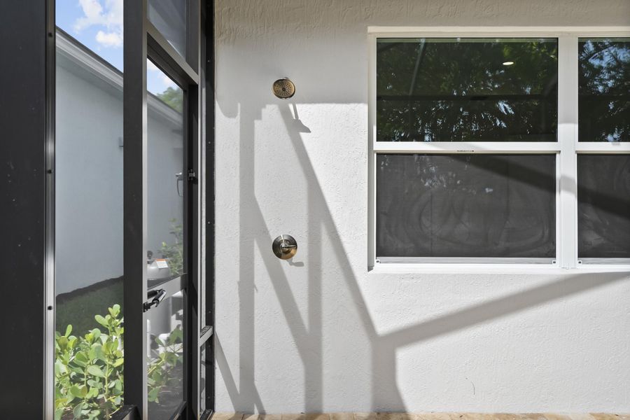 4232 Montagu Ave_Amaryllis_Lot 15_45