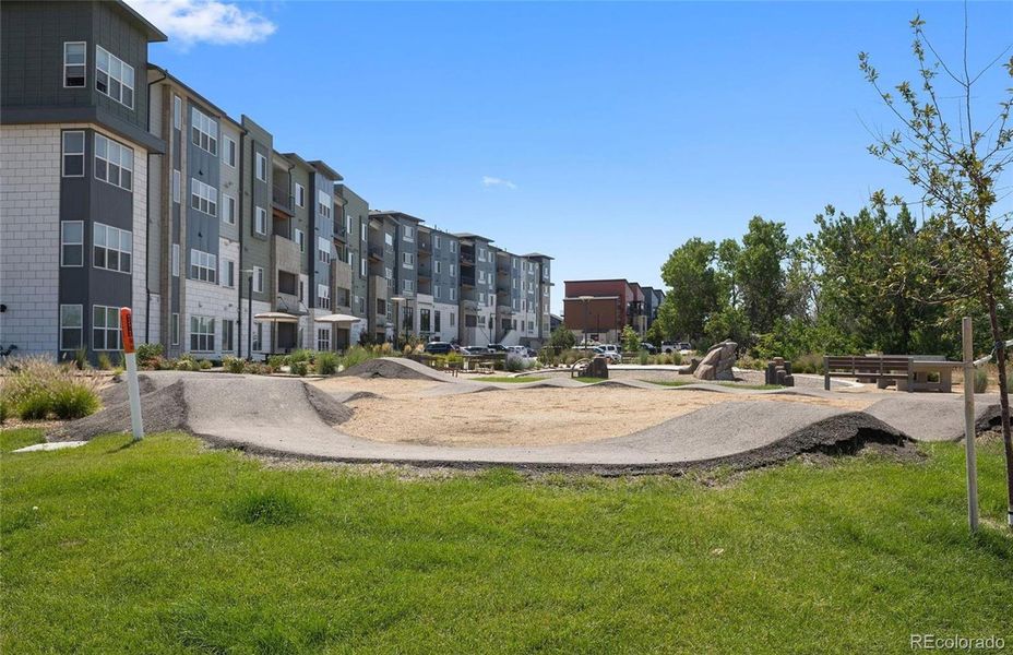 Condo located in Parker, CO showcasing its design and architecture (Image 4).