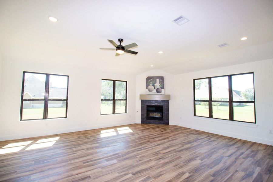 Spacious, unfurnished interior of a new home in , Hempstead (Image 23).