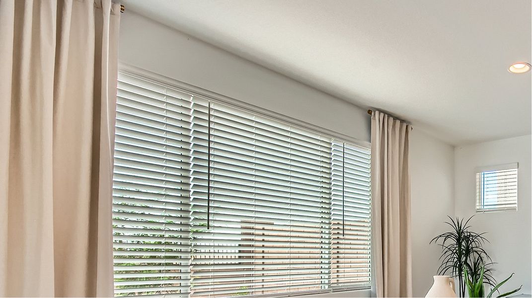 Pic EI Faux Wood Blinds